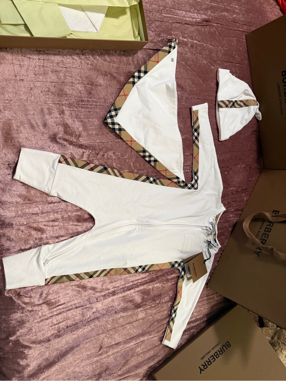 Burberry baby set New 6months
